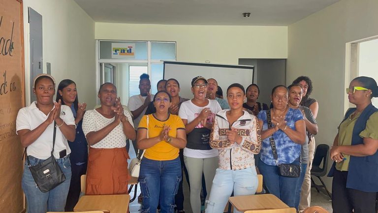 Casi 100 estudiantes con discapacidad siguen fuera de las aulas en Santiago por falta de local